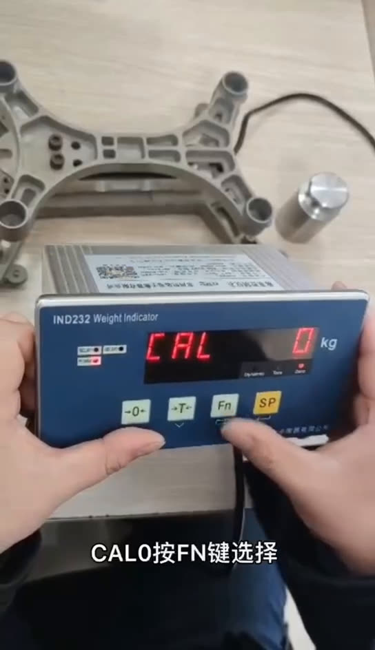 银色款仪表屏显示 CAL0，画面字幕为「CAL0 按 FN 键选择」